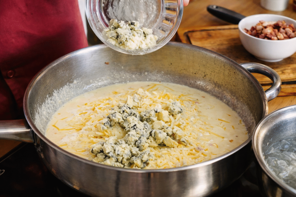 chef-pv-show-preparando-molho-quatro-queijos-para-macarronada-1024x683 Macarrão Quatro Queijos com Bacon: Receita Cremosa e Irresistível