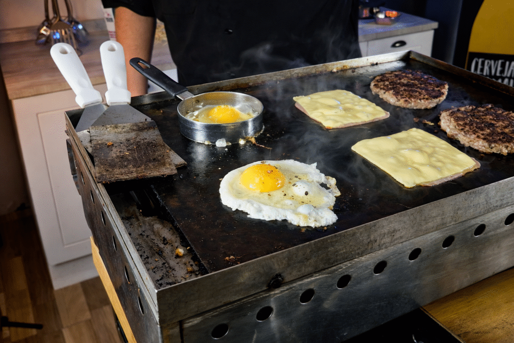 chef-pv-show-preparando-os-ovos-do-x-egg-1024x683 X-Egg de Lanchonete: Receita Completa com Ovo Perfeito e Montagem Profissional