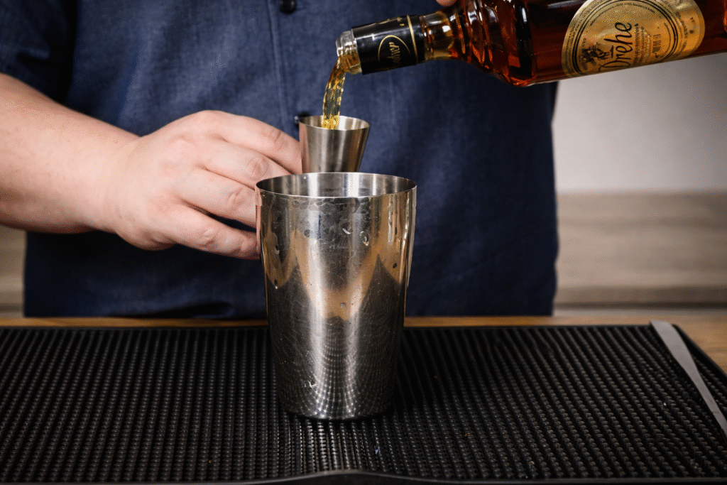 chef-pv-show-preparando-um-conhaque-sour-1024x683 Conhaque Sour: Drink Fácil, Refrescante e Cheio de Sabor