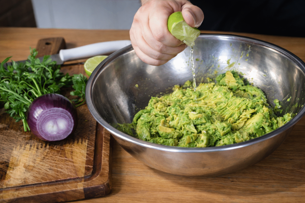 chef-pv-show-preparando-um-guacamole-1024x683 Guacamole Simples: Receita Mexicana Fácil, Cremosa e Refrescante