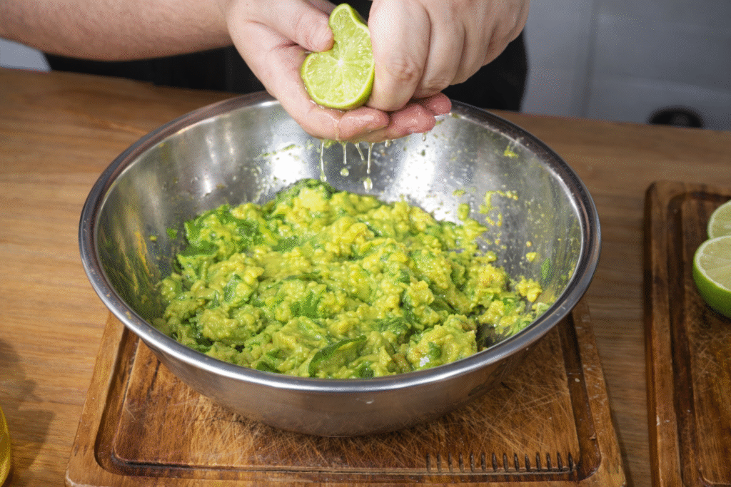 chef-pv-show-preparando-um-guacamole-2-1024x683 Taco de Carne Moída com Guacamole: Receita Mexicana Simples e Crocante