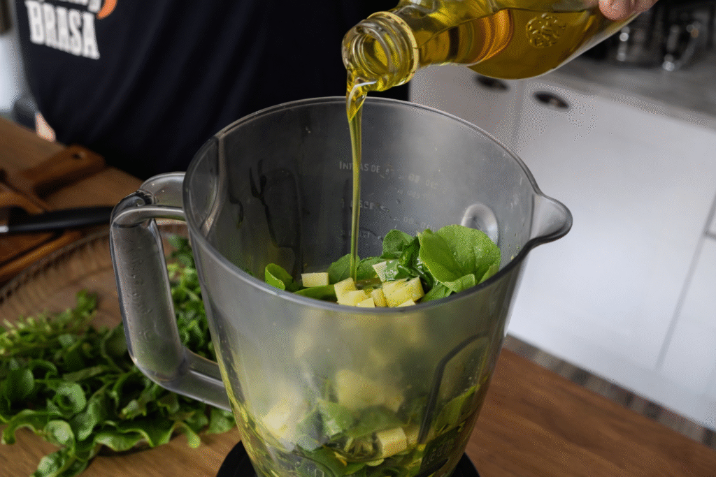 chef-pv-show-preparando-um-molho-pesto-de-rucula-1024x683 Maminha na Churrasqueira com Pesto de Rúcula: Receita Suculenta e Diferente