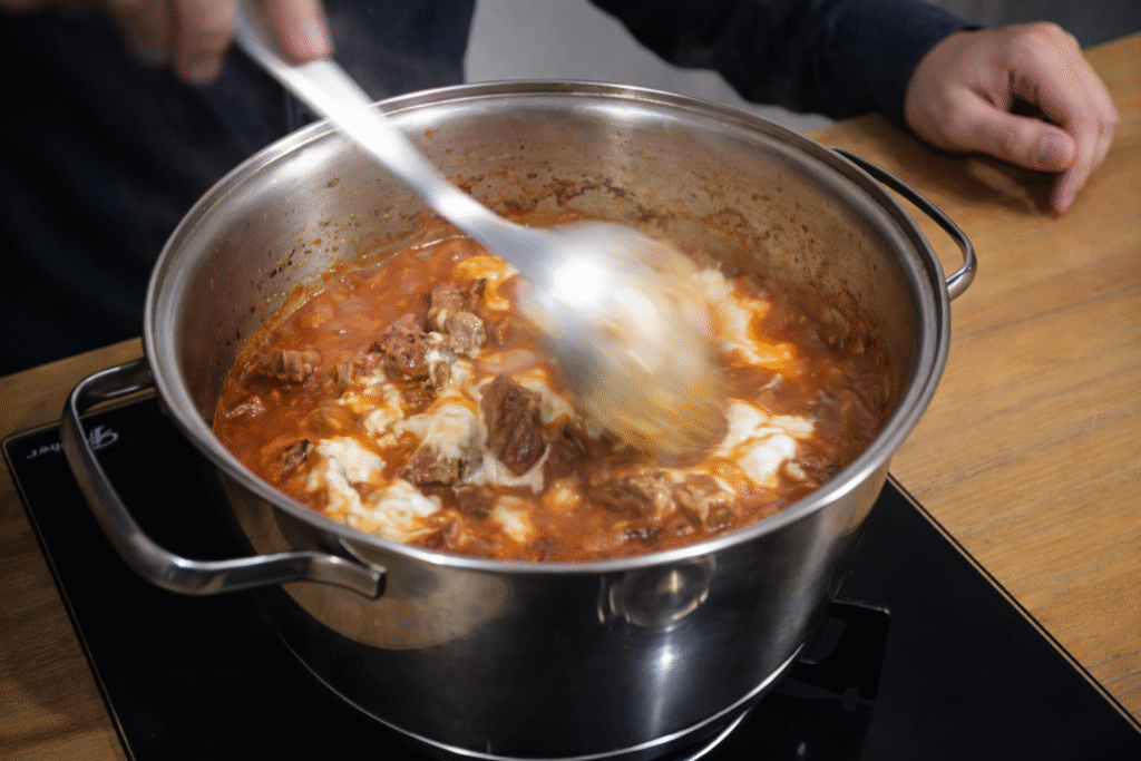 chef-zezinho-preparando-um-estrofonofe-de-carne-1024x683 Strogonoff de Carne Simples e Cremoso: Receita do Zezinho (Segredo Revelado)