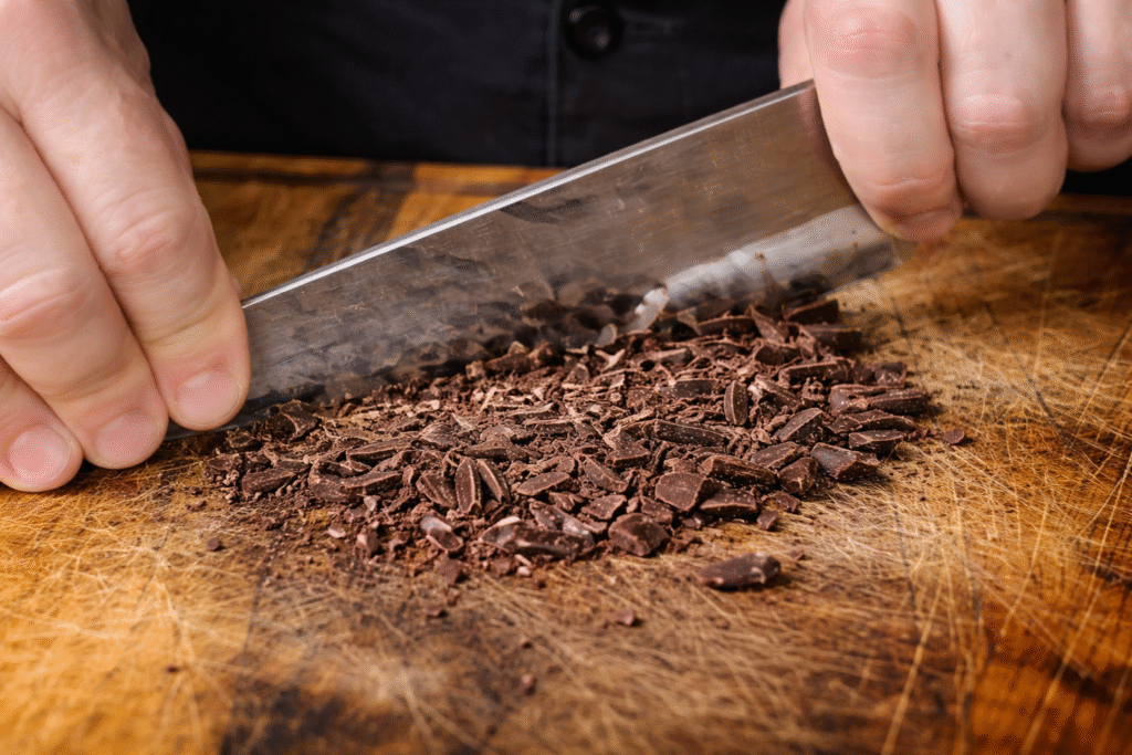 chocolate-picado-para-fazer-o-chocolate-martini-1024x683 Chocolate Martini: Receita Fácil com Licor de Cacau (Cremoso e Sofisticado)