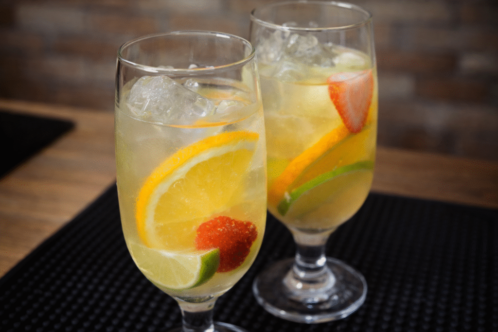 clericot-e-uma-bebida-refrescante-e-frutada-1024x683 Clericot de Vinho Branco: drink leve, frutado e perfeito para o verão