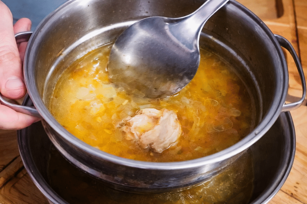 coando-caldo-de-frango-1-1024x683 Caldo de Frango Caseiro com Carcaça: Como Fazer um Caldo Rico em Sabor