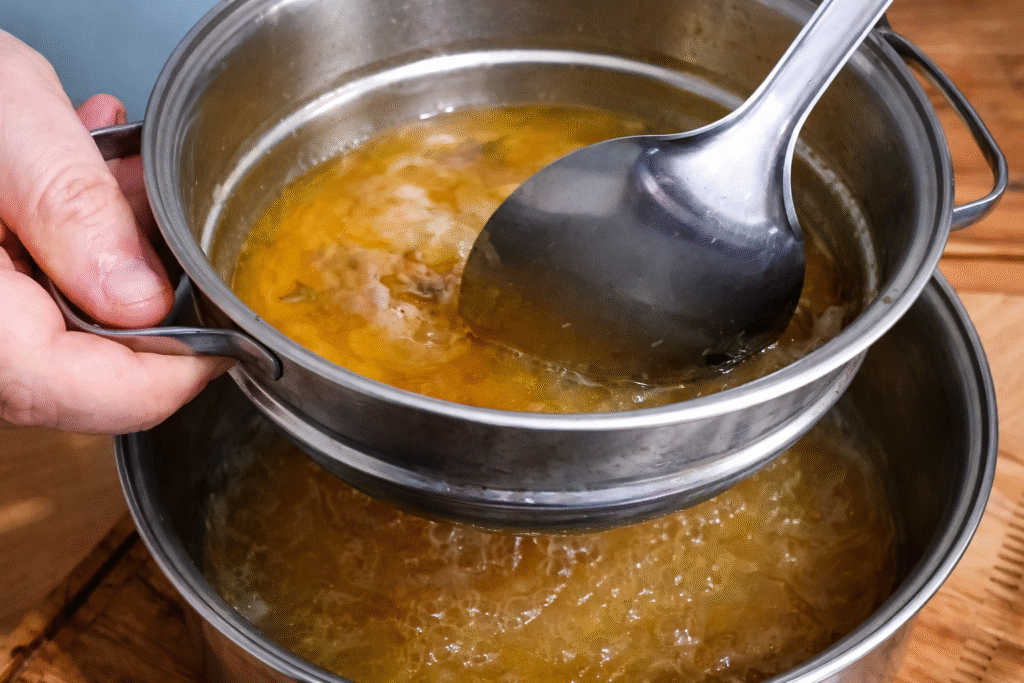 coando-o-caldo-de-frango-1-1024x683 Caldo de Frango Caseiro: Receita Simples e Cheia de Sabor com Carcaça