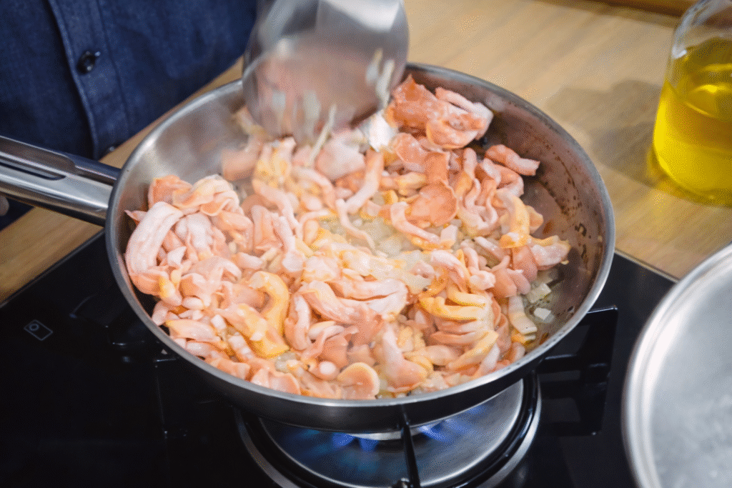 cogumelo-salmao-refogando-1024x683 Macarrão com Cogumelo Salmão: Receita Cremosa e Diferente