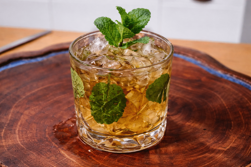 como-fazer-mint-julep-com-conhaque-1-1024x683 Mint Julep com Conhaque: Drink Refrescante, Aromático e Fácil de Fazer