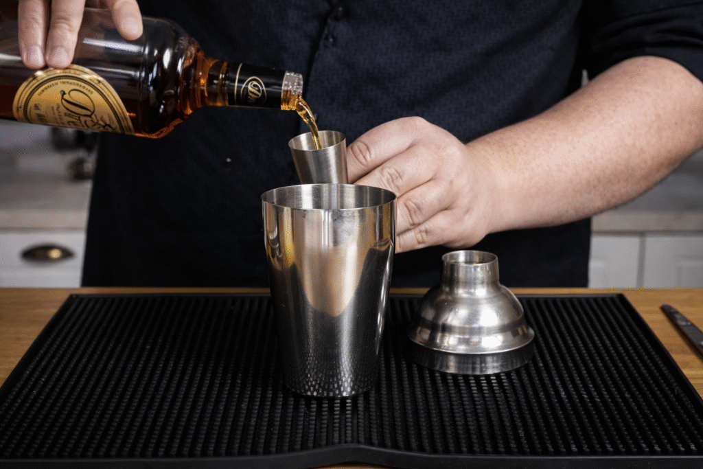 conhaque-e-uma-excelente-bebida-para-drinks.-Sutil-e-adocicado-1024x683 Brandy Daisy: Como Fazer o Drink Refrescante com Conhaque (Receita Fácil)