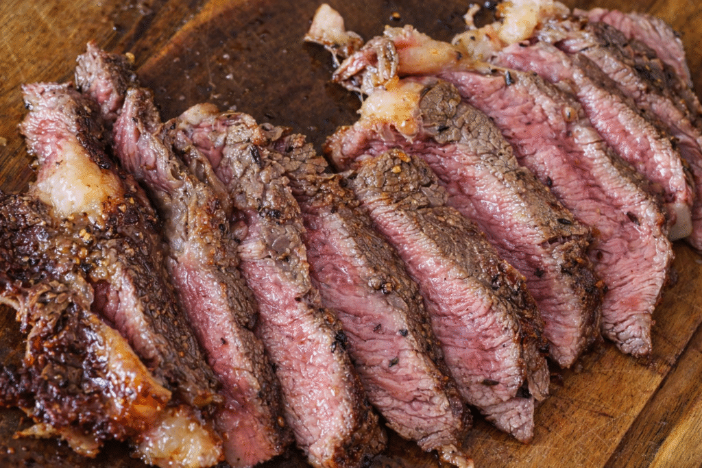 contra-file-macio-e-suculento-feito-ao-ponto-1024x683 Sanduíche de Bifão Acebolado: Como Transformar o Clássico Bife Acebolado em um Sanduíche Incrível