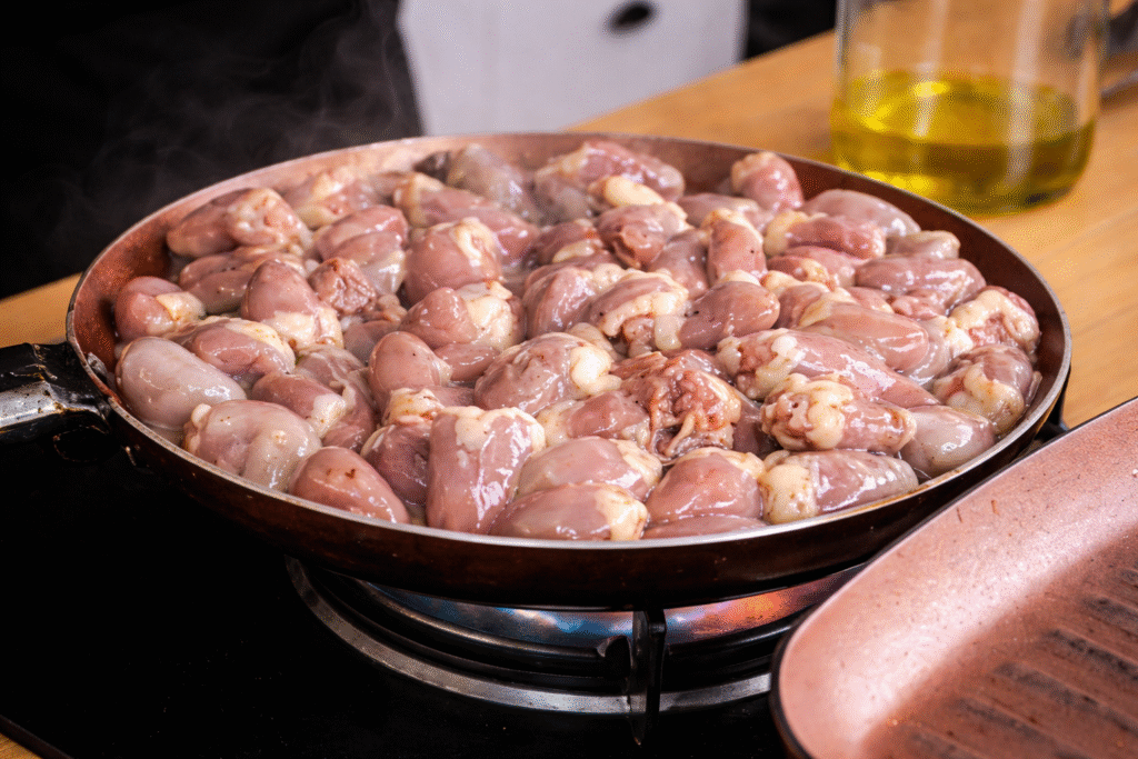 coracao-na-frigideira-1024x683 Coração de Frango Acebolado: Receita de Boteco Fácil e Saborosa