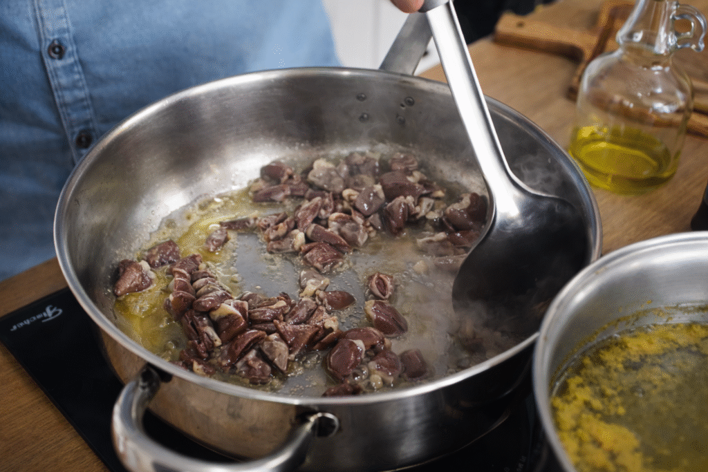 coracaozinho-refogando-na-frigideira-1024x683 Risoto de Coração de Frango: Receita Cremosa e Surpreendente