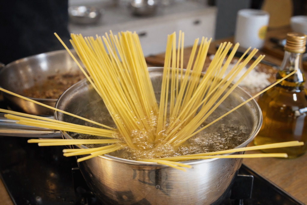 cozinhando-espaguete-para-depois-fritar-1024x683 Espaguete Frito Crocante: Receita Diferente para Aperitivo ou Entrada