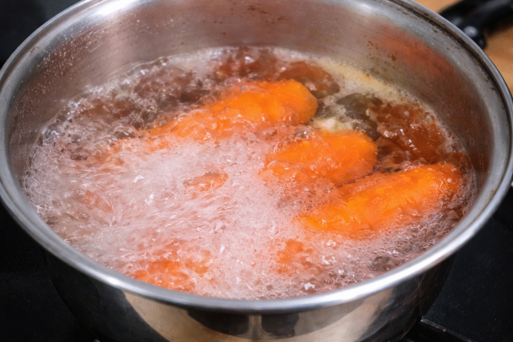 cozinhe-as-cenouras-em-agua-fervente-1024x683 Cachorro-Quente de Cenoura: Receita Diferente, Saborosa e Sem Salsicha