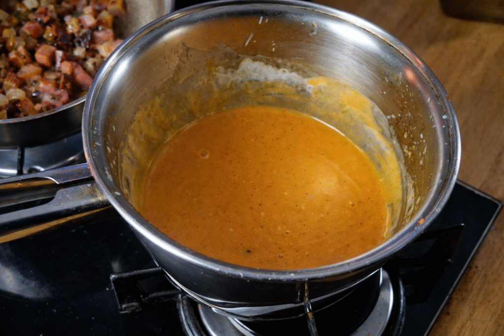 creme-de-cheddar-para-batata-1024x683 Batata Frita com Cheddar e Bacon: Receita de Lanchonete Cremosa e Crocante