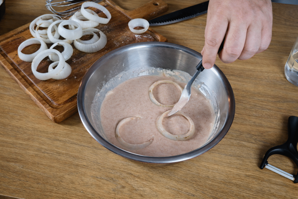 empanando-cebolas-1-1024x683 Anéis de Cebola Crocantes: Receita de Lanchonete Sequinhos e Perfeitos