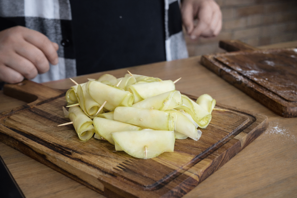 enrole-as-batatas-e-espete-com-um-palito-1024x683 Batata Frita Enroladinha: a “melhor de todos os tempos” (crocante por fora e macia por dentro)