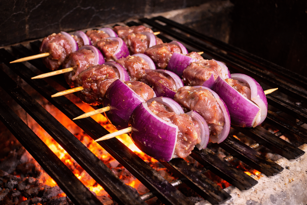 espetinho-de-bife-acebolado-1024x683 Espetinho de Carne Acebolado na Churrasqueira: Receita Simples e Suculenta