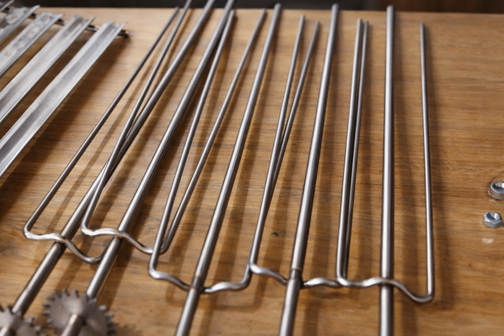 espetos-para-churrasqueira-eletrica-1024x683 Churrasqueira Giratória Elétrica: Vale a Pena? Prós, Contras e Como Funciona