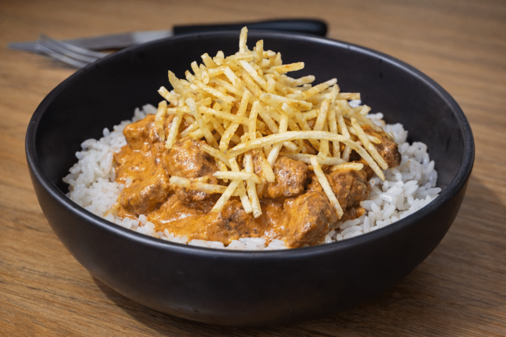 estrofonofe-de-carne-em-uma-apresentacao-diferenciada-1024x683 Strogonoff de Carne Simples e Cremoso: Receita do Zezinho (Segredo Revelado)