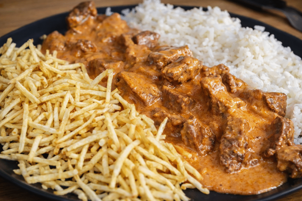 estrogonofe-de-carne-servido-de-uma-forma-classica-1-1024x683 Strogonoff de Carne Simples e Cremoso: Receita do Zezinho (Segredo Revelado)