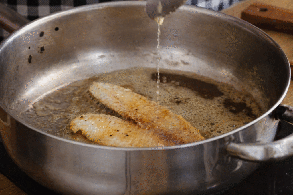 file-de-tilapia-na-frigideira-1024x683 Filé de Tilápia com Molho de Limão e Ervas