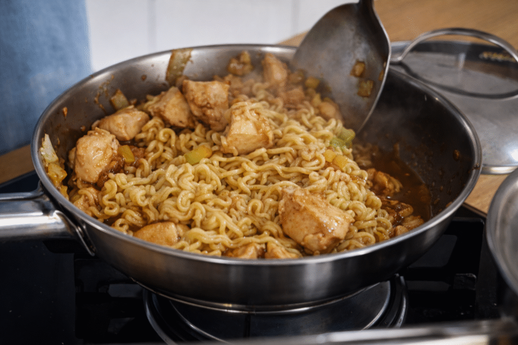 finalizacao-do-miojo-na-frigideira-1024x683 Miojo com Frango e Legumes: Receita Fácil que Vira Prato de Verdade