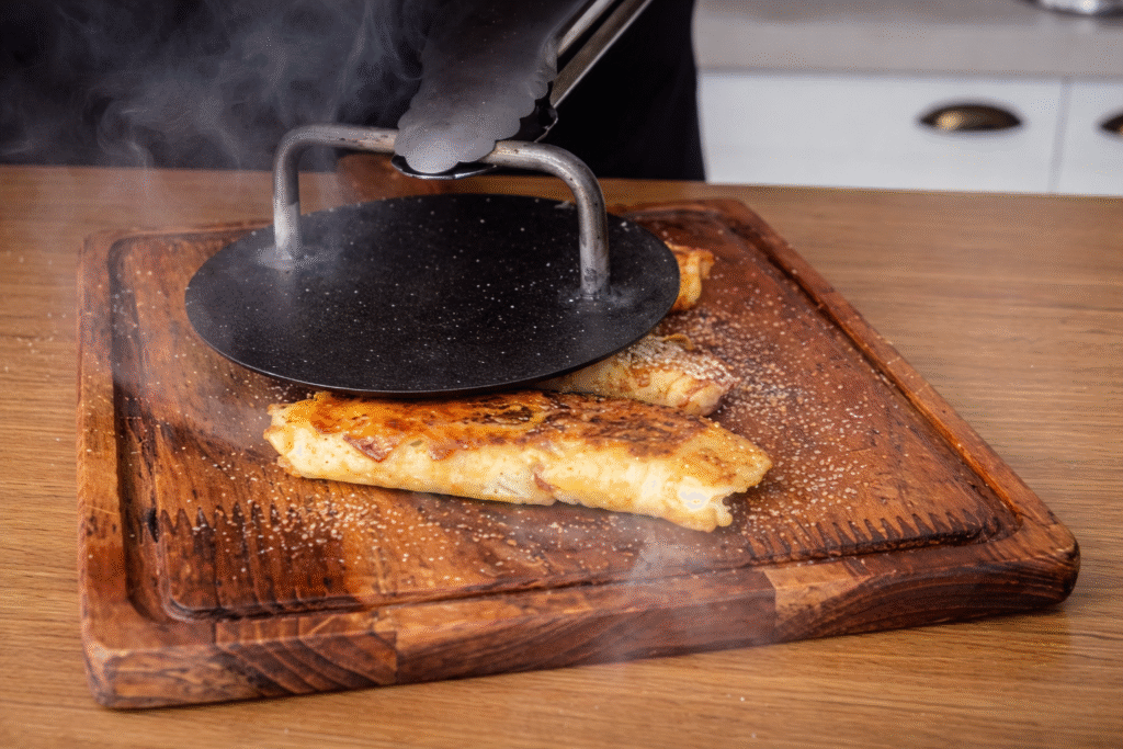 finalizando-a-panqueca-brulee-1024x683 Panqueca Brûlée com Doce de Leite na Churrasqueira: Sobremesa Perfeita para Impressionar