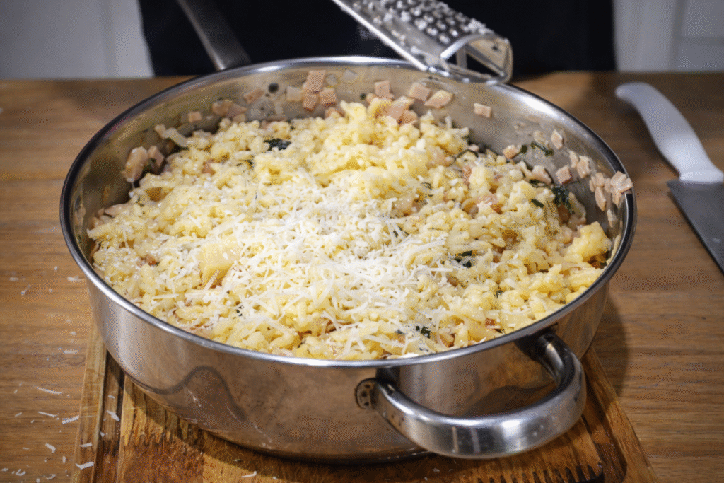 finalizando-macarrao-de-forno-1024x683 Macarrão de Forno com Presunto e Espinafre: Receita Cremosa e Gratinada