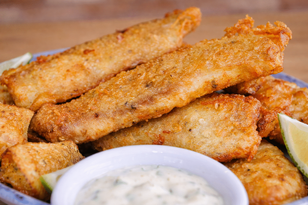 fish-and-cheeps-1024x683 Fish and Chips: clássico inglês com peixe empanado e batata chips