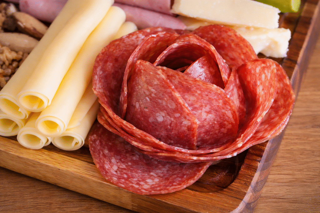 flor-de-salame-montada-com-a-ajuda-de-um-copo-1024x683 Tábua de Frios e Frutas para o Ano Novo: Simples, Bonita e Cheia de Significados