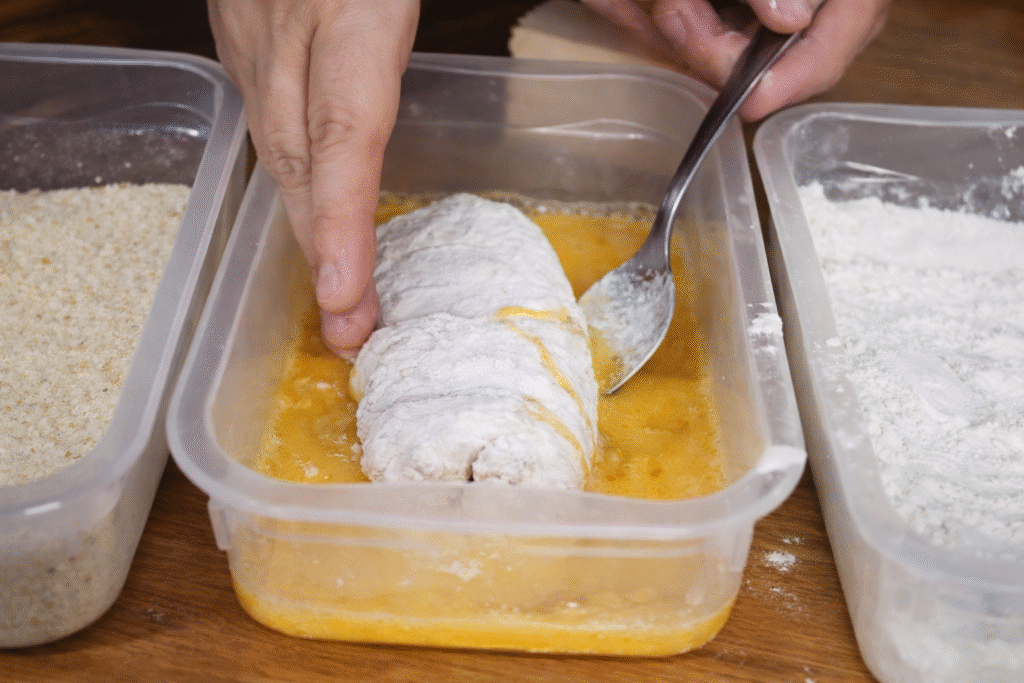 frango-cordon-blue-sendo-empanado-1024x683 Frango Cordon Bleu: Receita Clássica, Crocante e Cremosa para Fazer em Casa