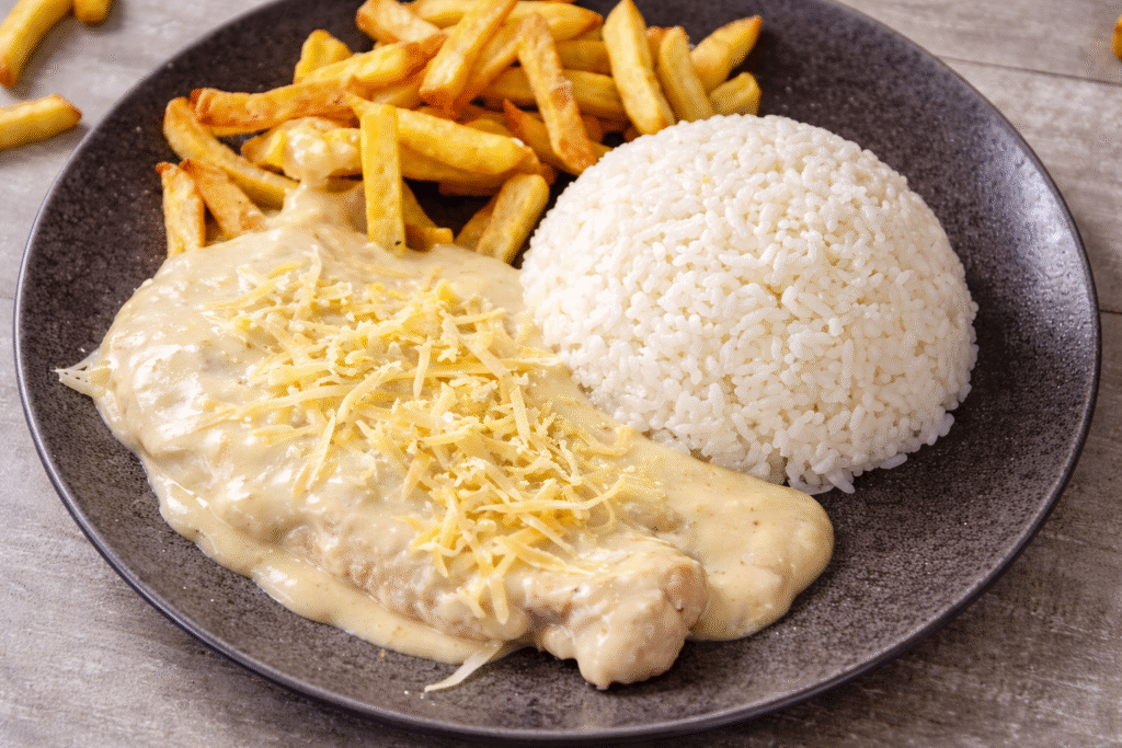 frango-cremoso-com-arroz-e-fritas-1-1024x683 Frango Cremoso com Molho Branco: Uma Alternativa Deliciosa ao Strogonoff