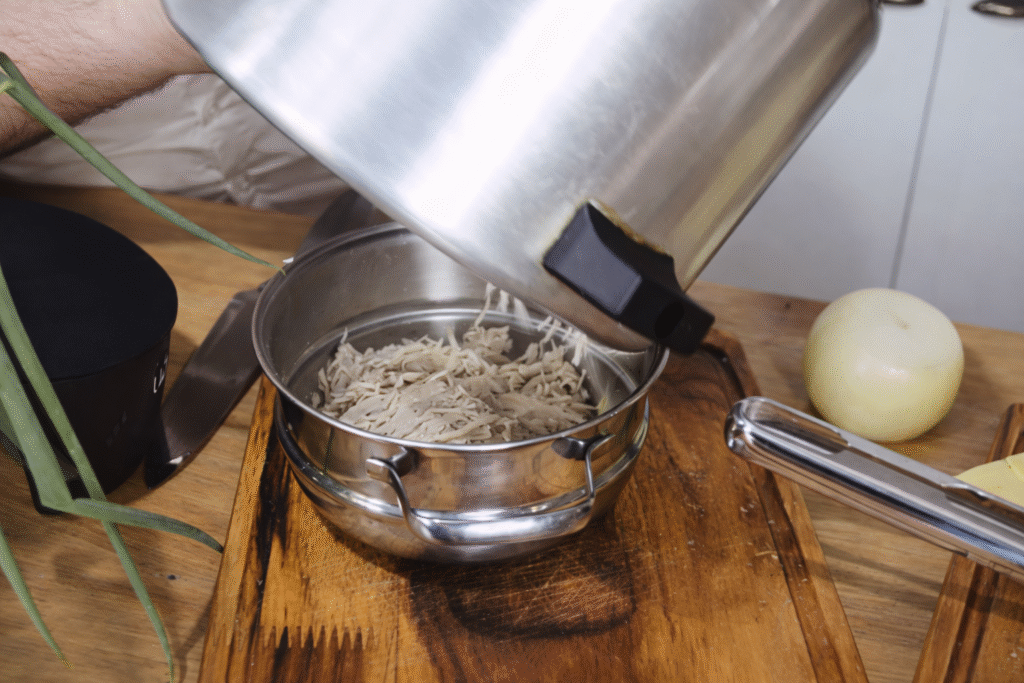 frango-desfiado-para-sanduiche-1024x683 Frango Coradinho: Receita Cremosa de Frango Desfiado para Sanduíches