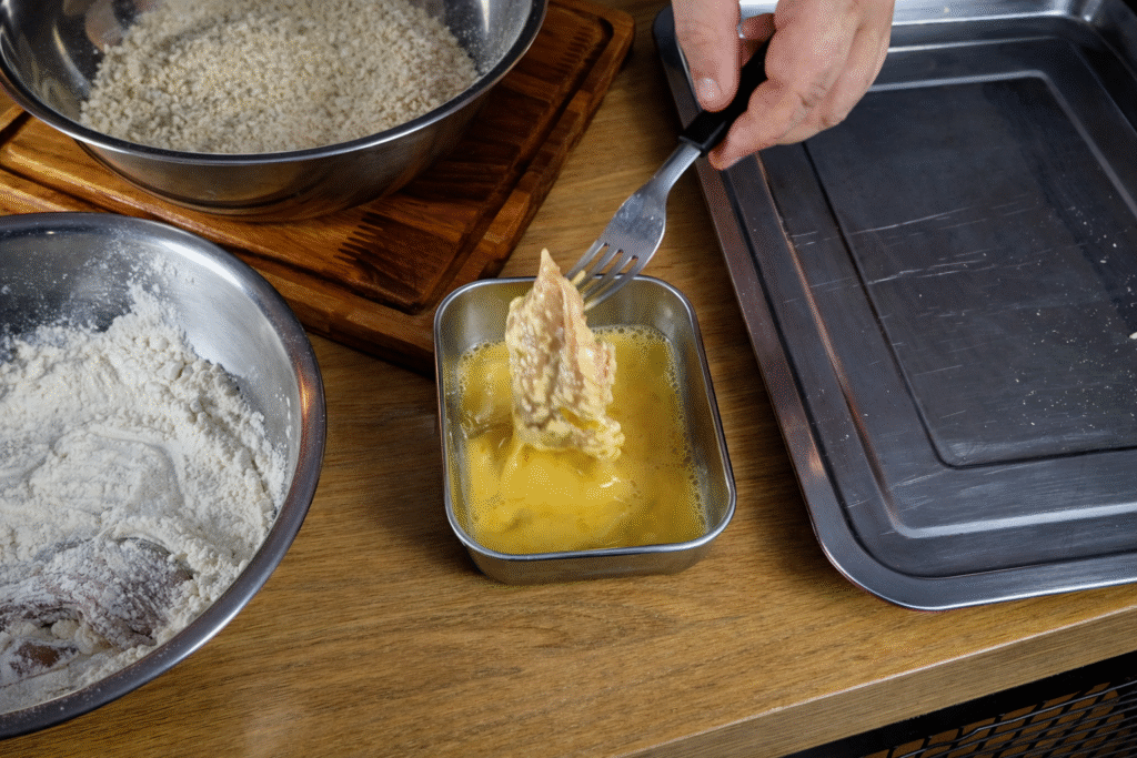 frango-empanado-na-mistura-de-leite-e-ovos-1024x683 Frango Crocante Padrão Chef PV Show