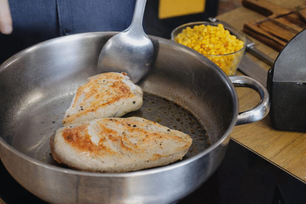 frango-grelhado-na-frigideira-2-1024x683 Frango com Creme de Milho: Receita Clássica, Cremosa e Fácil