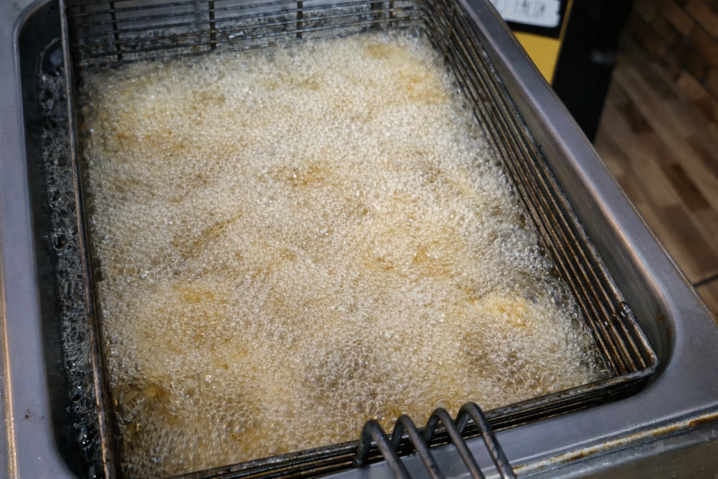 fritando-cebolas-2-1024x683 Anéis de Cebola Crocantes: Receita de Lanchonete Sequinhos e Perfeitos