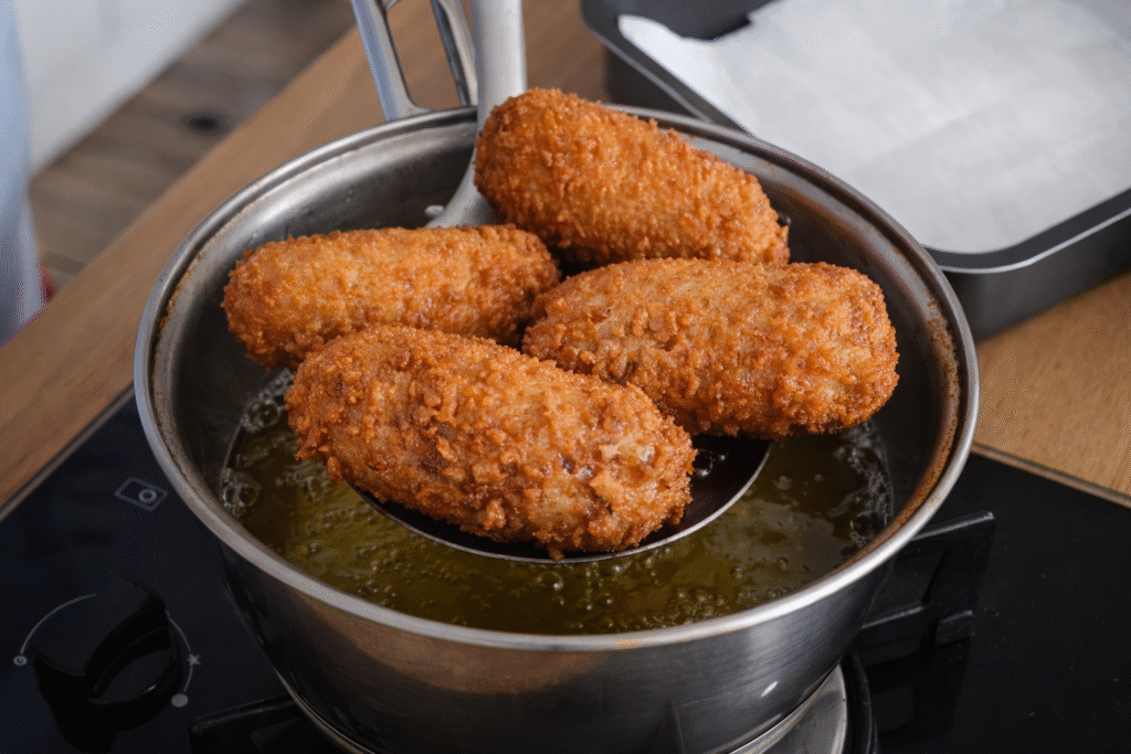 fritando-croque-te-linguica-colonial-1024x683 Croquete de Linguiça Colonial Crocante e Caseiro: Receita Fácil para Impressionar