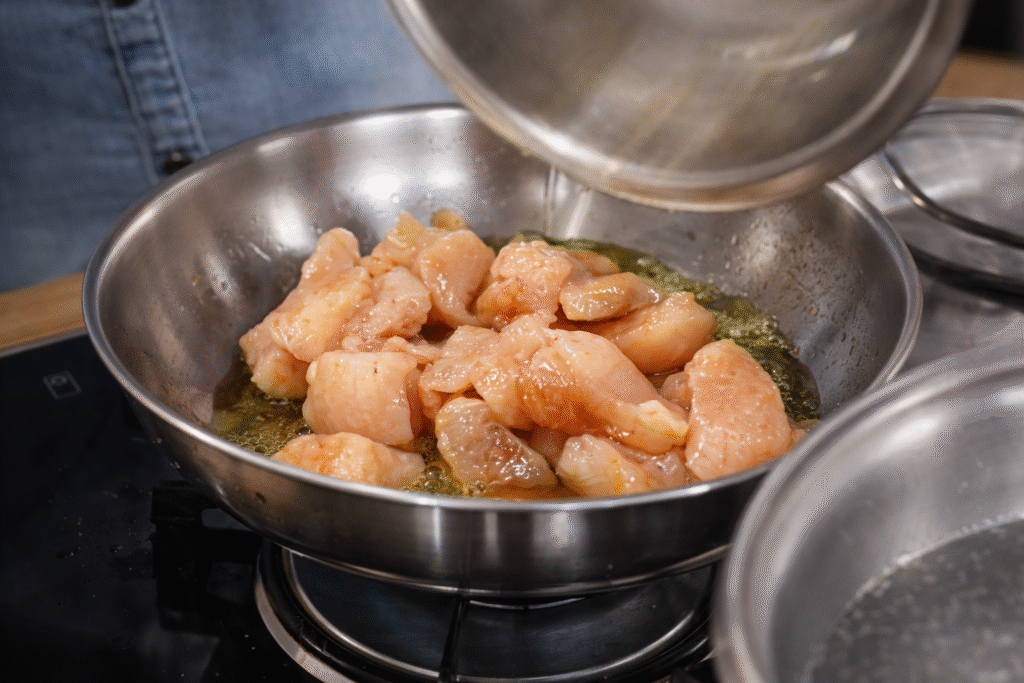 fritando-frango-para-comer-com-macarrao-1024x683 Miojo com Frango e Legumes: Receita Fácil que Vira Prato de Verdade