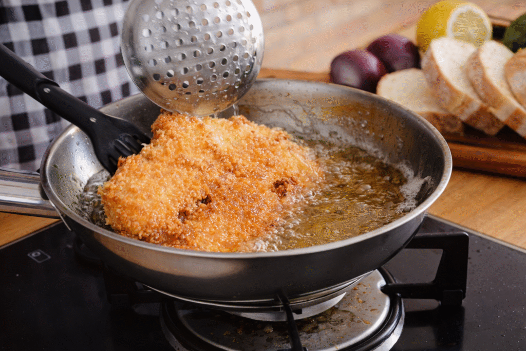 fritando-peixe--1024x683 Sanduíche de Peixe Frito: receita leve, crocante e perfeita para o verão