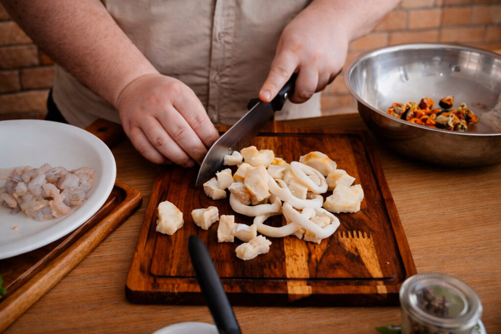 frutos-do-mar-sendo-preparados-para-uma-salada-1024x683 Salada de Frutos do Mar e Sanduíche de Frutos do Mar Cremoso