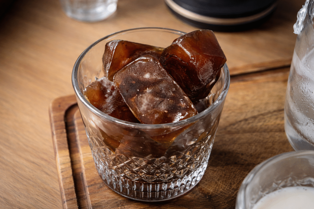 gelos-de-cafe-para-preparacao-de-batidas-1024x683 Batida de Café com Banana: Receita Energética, Cremosa e Surpreendente