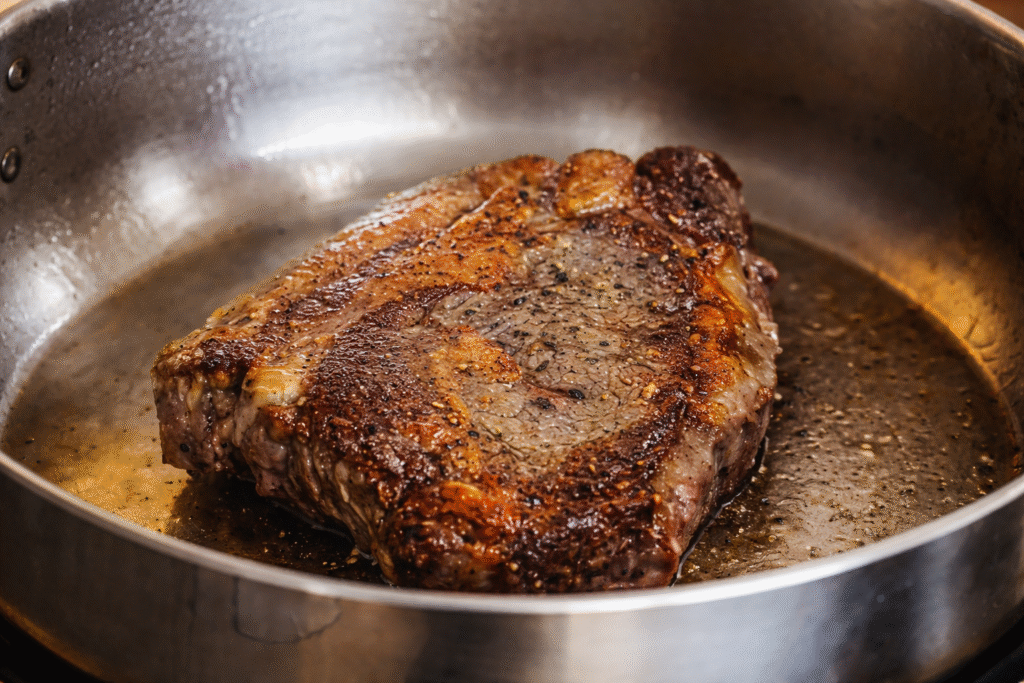 grelhando-um-bife-acnho-incrivel-na-frigideira-1024x683 Sanduíche de Bifão Acebolado: Como Transformar o Clássico Bife Acebolado em um Sanduíche Incrível