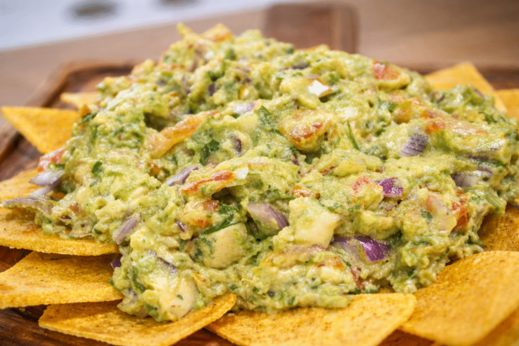 guacamole-com-nachos-de-farinha-de-milho-1-1024x683 Guacamole Simples: Receita Mexicana Fácil, Cremosa e Refrescante