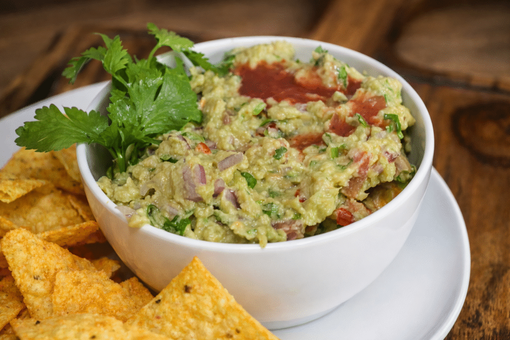 guacamole-servido-com-nachos-1-1024x683 Guacamole Simples: Receita Mexicana Fresca com Pimenta e Nachos