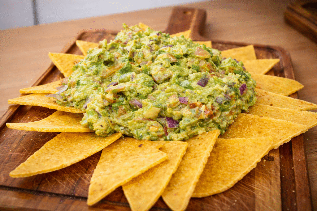 guacamole-servido-com-nachos-2-1024x683 Guacamole Simples: Receita Mexicana Fácil, Cremosa e Refrescante
