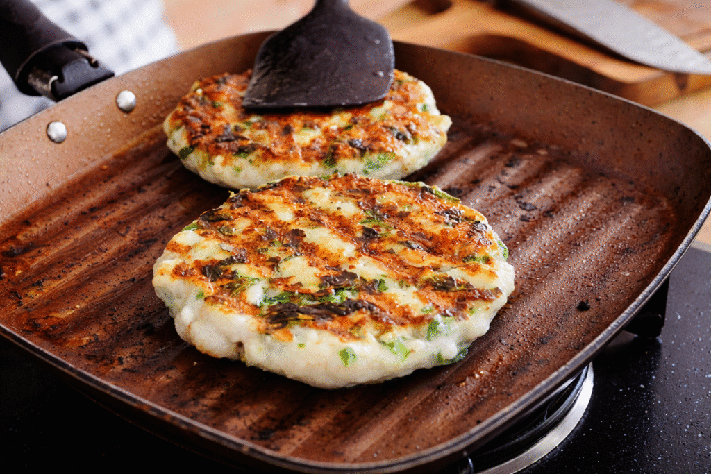 hamburguer-de-peixe-sendo-grelhado-1024x683 Hambúrguer de Peixe com Bacon (Surf)