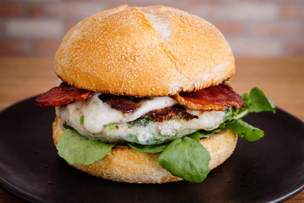 hamburguer-de-peixe-suculento-e-bem-harmonizado-1-1024x683 Hambúrguer de Peixe com Bacon (Surf)