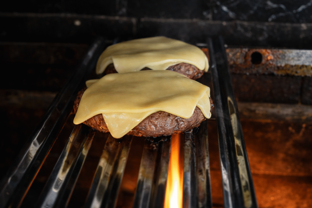 hamburguer-grelhando-na-brasa-1024x683 Hambúrguer Campeão na Brasa: Receita do Chef PV Show que Ganhou Festival